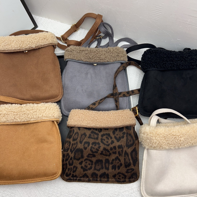 Crossbody négyszögletes telefontáska plüss anyagból, nylon béléssel, mágneses zárással és dedikált telefontartó zsebbel