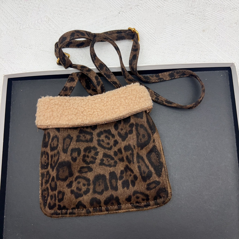 Crossbody négyszögletes telefontáska plüss anyagból, nylon béléssel, mágneses zárással és dedikált telefontartó zsebbel