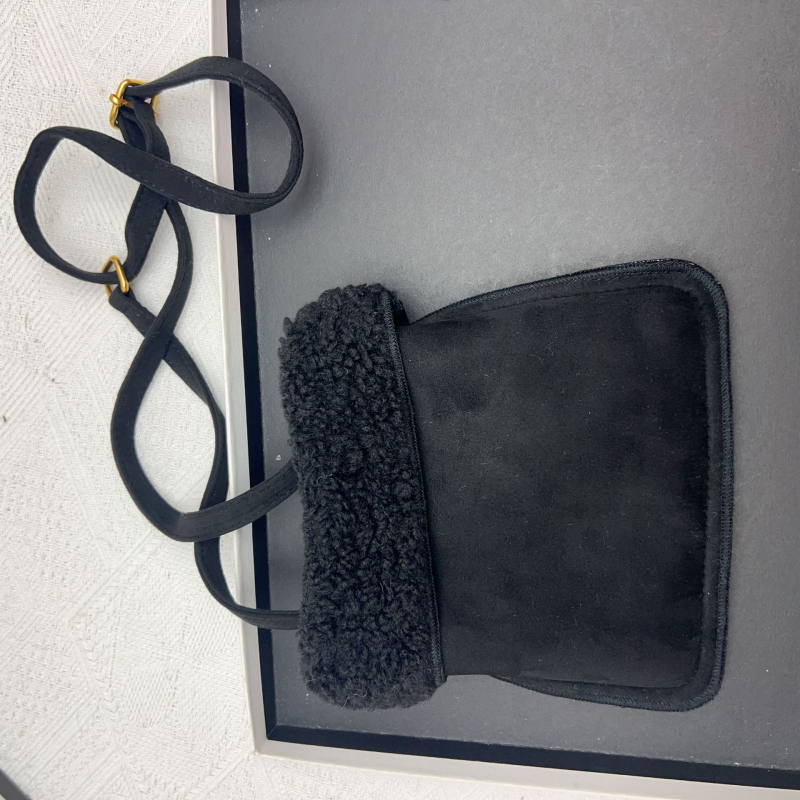 Crossbody négyszögletes telefontáska plüss anyagból, nylon béléssel, mágneses zárással és dedikált telefontartó zsebbel