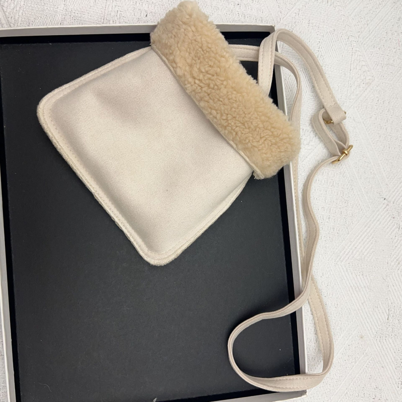 Crossbody négyszögletes telefontáska plüss anyagból, nylon béléssel, mágneses zárással és dedikált telefontartó zsebbel