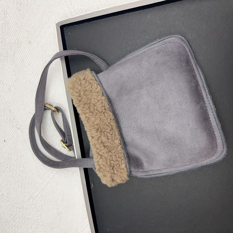 Crossbody négyszögletes telefontáska plüss anyagból, nylon béléssel, mágneses zárással és dedikált telefontartó zsebbel