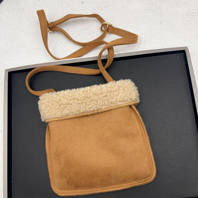 Crossbody négyszögletes telefontáska plüss anyagból, nylon béléssel, mágneses zárással és dedikált telefontartó zsebbel