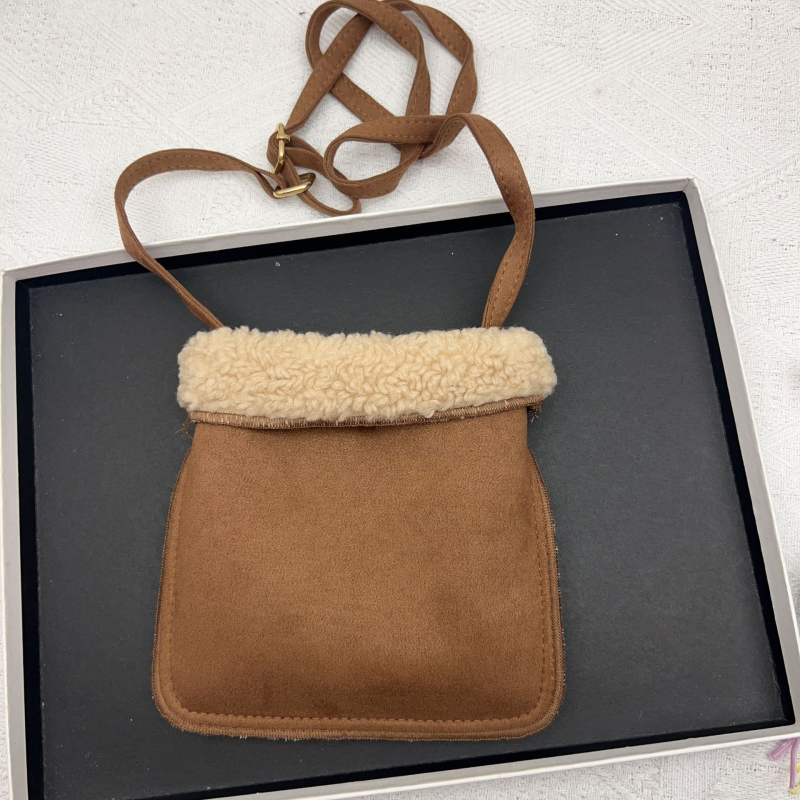 Crossbody négyszögletes telefontáska plüss anyagból, nylon béléssel, mágneses zárással és dedikált telefontartó zsebbel