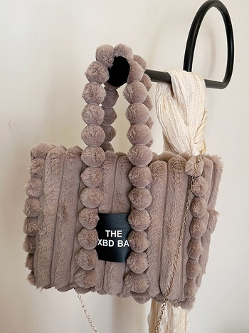 Plüss crossbody táska, vízszintes négyzet alakú, mágneses zárás, telefonszseb és poliészter bélés