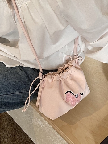Crossbody torba s slatkom karikaturom izšivkom, cilindričnog oblika, PU koža, zatvaranje šnuralom, unutarnja džep za dokumente, jedna naramenica, etnički stil, proljeće 2026