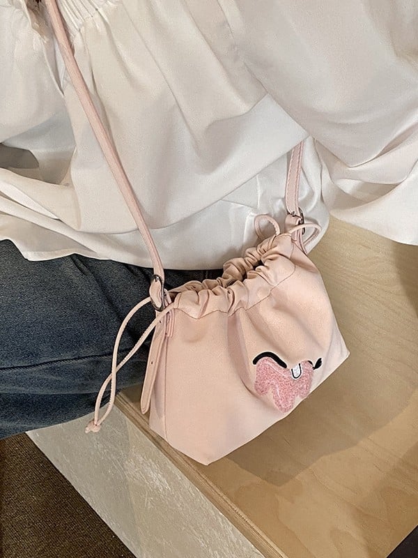 Crossbody torba s slatkom karikaturom izšivkom, cilindričnog oblika, PU koža, zatvaranje šnuralom, unutarnja džep za dokumente, jedna naramenica, etnički stil, proljeće 2026