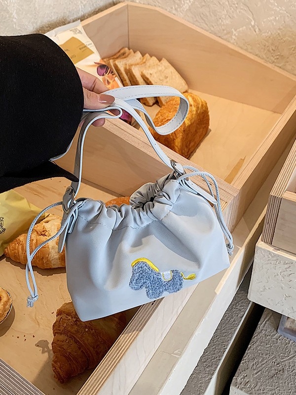 Crossbody torba s slatkom karikaturom izšivkom, cilindričnog oblika, PU koža, zatvaranje šnuralom, unutarnja džep za dokumente, jedna naramenica, etnički stil, proljeće 2026