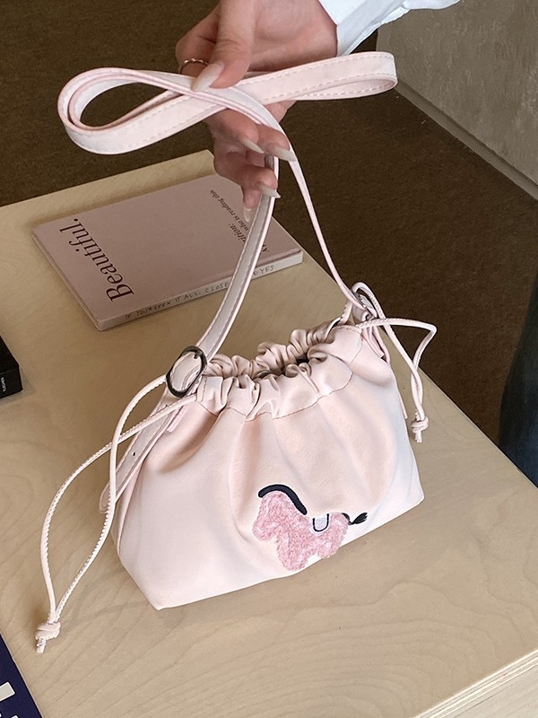 Crossbody torba s slatkom karikaturom izšivkom, cilindričnog oblika, PU koža, zatvaranje šnuralom, unutarnja džep za dokumente, jedna naramenica, etnički stil, proljeće 2026