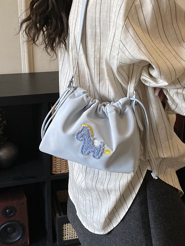 Crossbody torba s slatkom karikaturom izšivkom, cilindričnog oblika, PU koža, zatvaranje šnuralom, unutarnja džep za dokumente, jedna naramenica, etnički stil, proljeće 2026