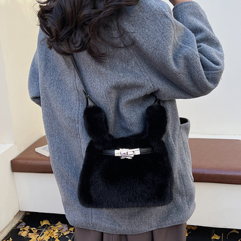 Koreai stílusú szőrös crossbody táska telefontartó zsebbel, téglalap alakú siluettel, mágneses zárás