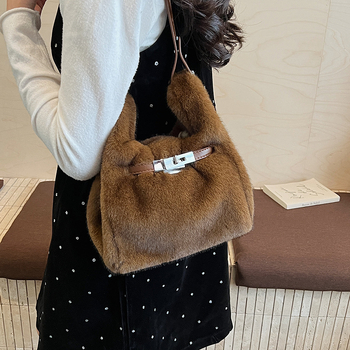 Koreai stílusú szőrös crossbody táska telefontartó zsebbel, téglalap alakú siluettel, mágneses zárás