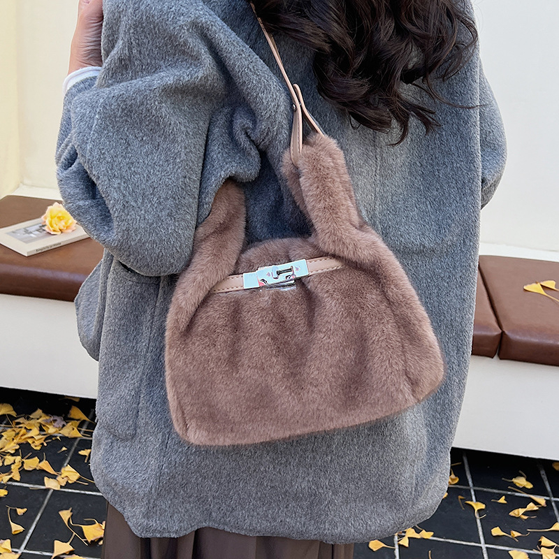 Koreai stílusú szőrös crossbody táska telefontartó zsebbel, téglalap alakú siluettel, mágneses zárás