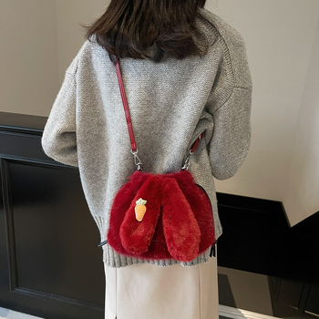 Plüss anyagú bucket táska nyuszifül dizájnnal, húzózáras zárás, belső cipzáras zseb és telefon zseb