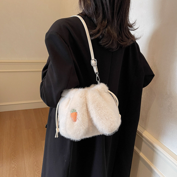 Plüss anyagú bucket táska nyuszifül dizájnnal, húzózáras zárás, belső cipzáras zseb és telefon zseb