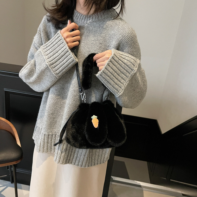 Plüss anyagú bucket táska nyuszifül dizájnnal, húzózáras zárás, belső cipzáras zseb és telefon zseb