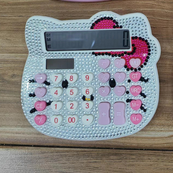 KT-2288 aritmetikai számológép nyolc számjegyű kijelzővel, napelemes működés, műanyag ház, kompatibilis gombatelepekkel.