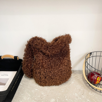 Puha plüss szőrme hatású válltáska, vödör alakú, mágneszár záródás, nagy kapacitás, egy vállpánt