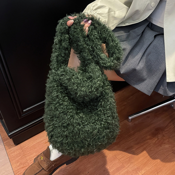 Puha plüss szőrme hatású válltáska, vödör alakú, mágneszár záródás, nagy kapacitás, egy vállpánt