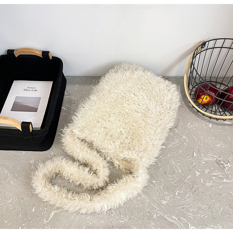 Puha plüss szőrme hatású válltáska, vödör alakú, mágneszár záródás, nagy kapacitás, egy vállpánt