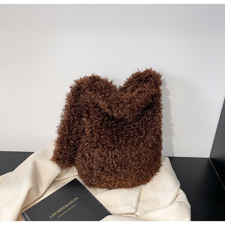 Puha plüss szőrme hatású válltáska, vödör alakú, mágneszár záródás, nagy kapacitás, egy vállpánt