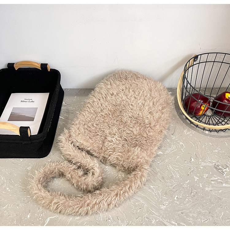 Puha plüss szőrme hatású válltáska, vödör alakú, mágneszár záródás, nagy kapacitás, egy vállpánt