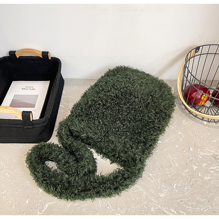 Puha plüss szőrme hatású válltáska, vödör alakú, mágneszár záródás, nagy kapacitás, egy vállpánt