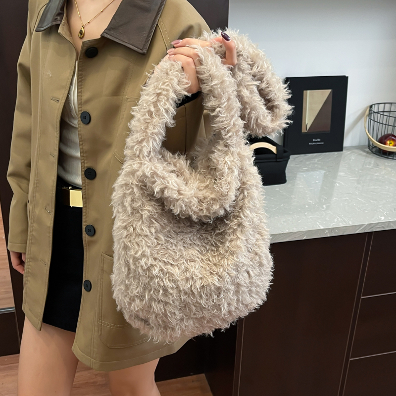 Puha plüss szőrme hatású válltáska, vödör alakú, mágneszár záródás, nagy kapacitás, egy vállpánt