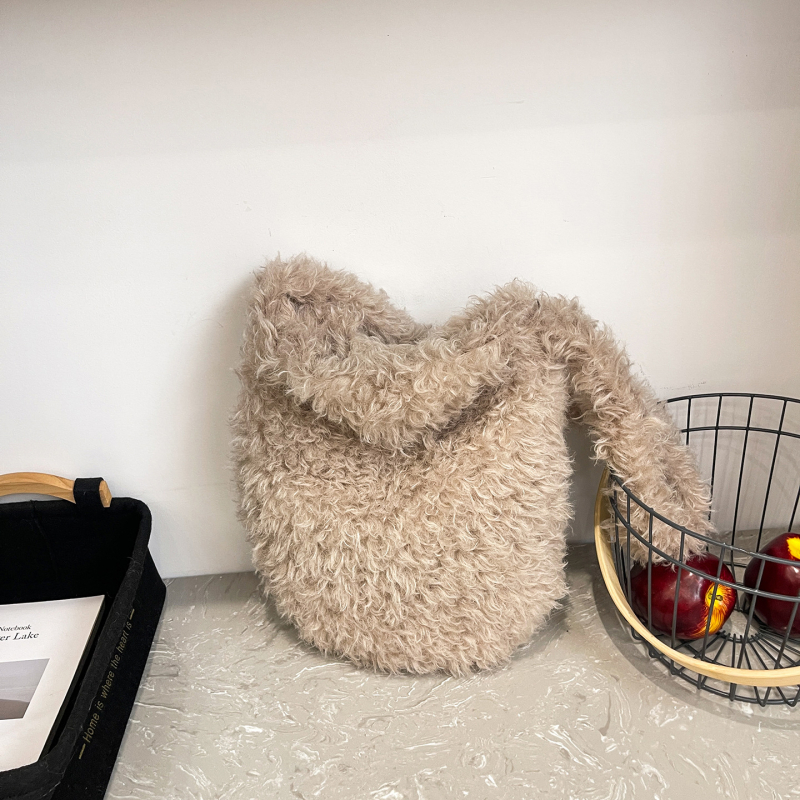 Puha plüss szőrme hatású válltáska, vödör alakú, mágneszár záródás, nagy kapacitás, egy vállpánt