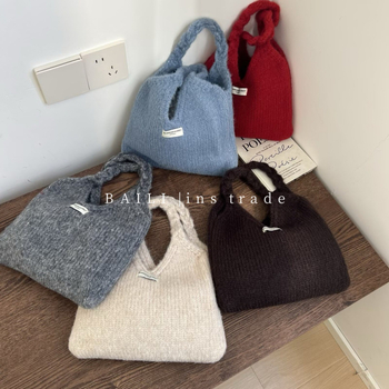 Női kézitáska csavart fogantyúval, koreai stílus, gyapjú fonalból, plüss bélés, horizontálisan téglalap alakú, nyitott felső rész, dupla vállpánt