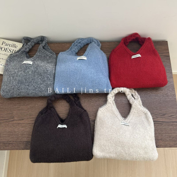 Női kézitáska csavart fogantyúval, koreai stílus, gyapjú fonalból, plüss bélés, horizontálisan téglalap alakú, nyitott felső rész, dupla vállpánt