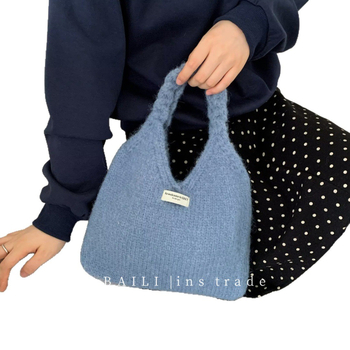 Női kézitáska csavart fogantyúval, koreai stílus, gyapjú fonalból, plüss bélés, horizontálisan téglalap alakú, nyitott felső rész, dupla vállpánt