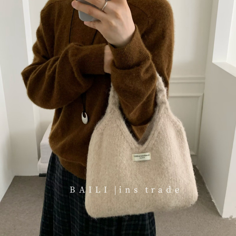 Női kézitáska csavart fogantyúval, koreai stílus, gyapjú fonalból, plüss bélés, horizontálisan téglalap alakú, nyitott felső rész, dupla vállpánt