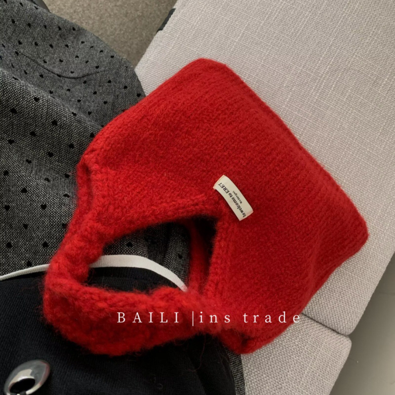 Női kézitáska csavart fogantyúval, koreai stílus, gyapjú fonalból, plüss bélés, horizontálisan téglalap alakú, nyitott felső rész, dupla vállpánt