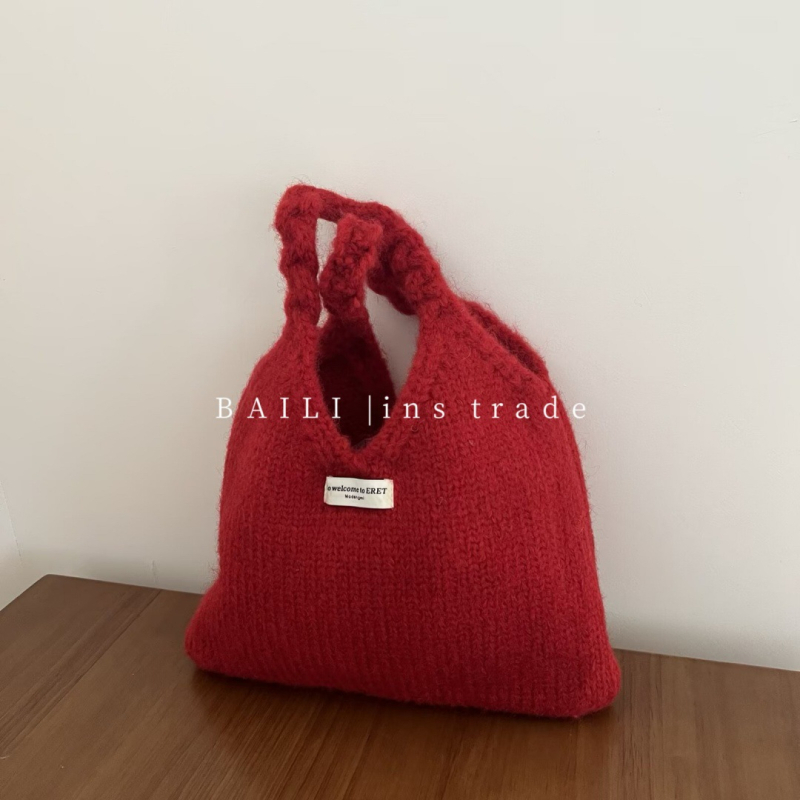 Női kézitáska csavart fogantyúval, koreai stílus, gyapjú fonalból, plüss bélés, horizontálisan téglalap alakú, nyitott felső rész, dupla vállpánt