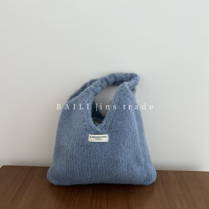 Női kézitáska csavart fogantyúval, koreai stílus, gyapjú fonalból, plüss bélés, horizontálisan téglalap alakú, nyitott felső rész, dupla vállpánt