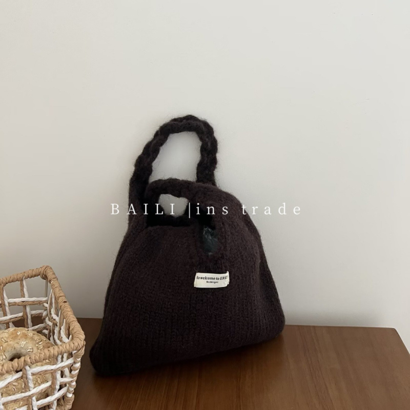 Női kézitáska csavart fogantyúval, koreai stílus, gyapjú fonalból, plüss bélés, horizontálisan téglalap alakú, nyitott felső rész, dupla vállpánt