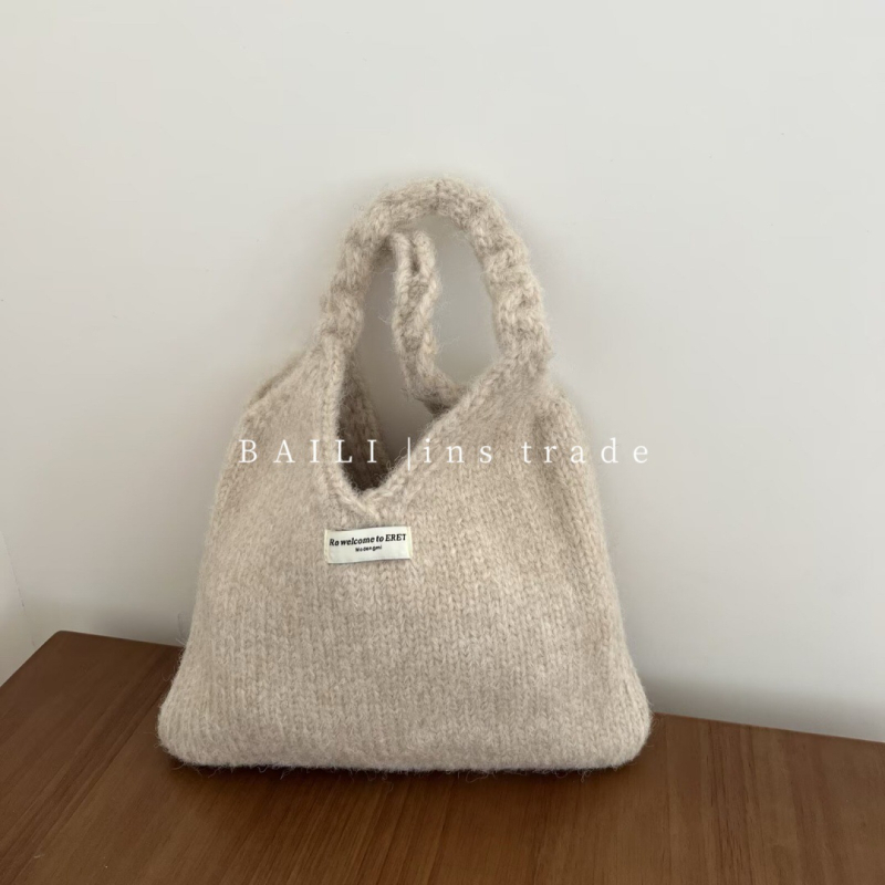 Női kézitáska csavart fogantyúval, koreai stílus, gyapjú fonalból, plüss bélés, horizontálisan téglalap alakú, nyitott felső rész, dupla vállpánt