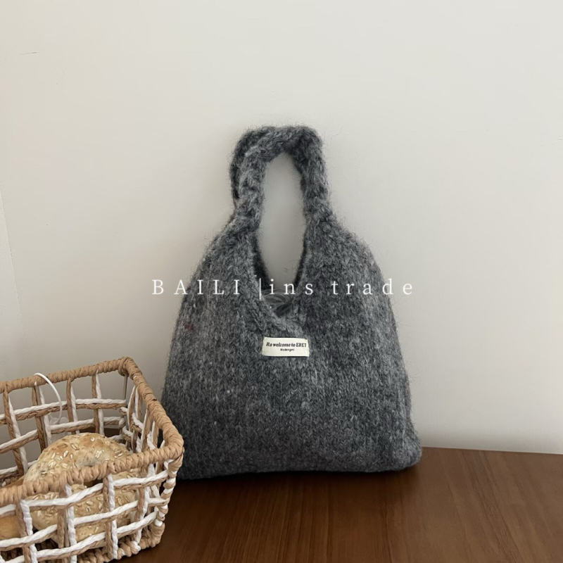Női kézitáska csavart fogantyúval, koreai stílus, gyapjú fonalból, plüss bélés, horizontálisan téglalap alakú, nyitott felső rész, dupla vállpánt