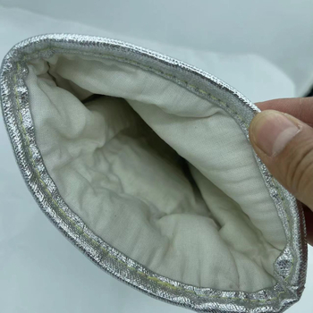 Hőálló kesztyűk többrétegű alumíniumfóliás szigeteléssel; alkalmas acélgyártásra, üvegfeldolgozásra, kazánokra és sütésre