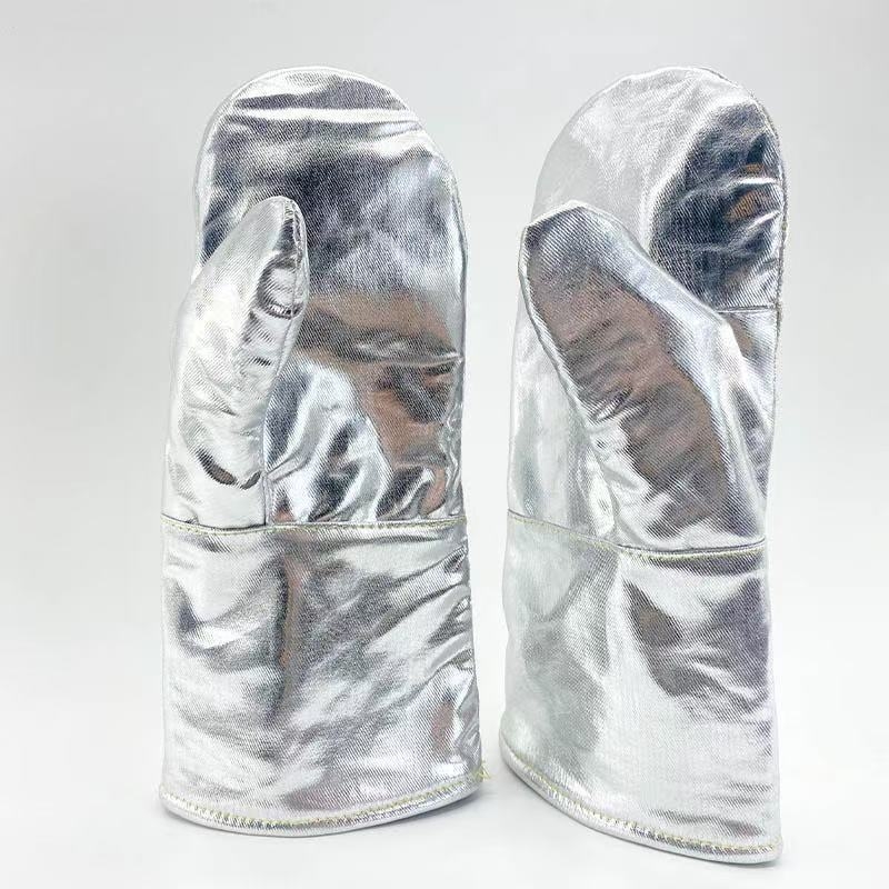 Hőálló kesztyűk többrétegű alumíniumfóliás szigeteléssel; alkalmas acélgyártásra, üvegfeldolgozásra, kazánokra és sütésre