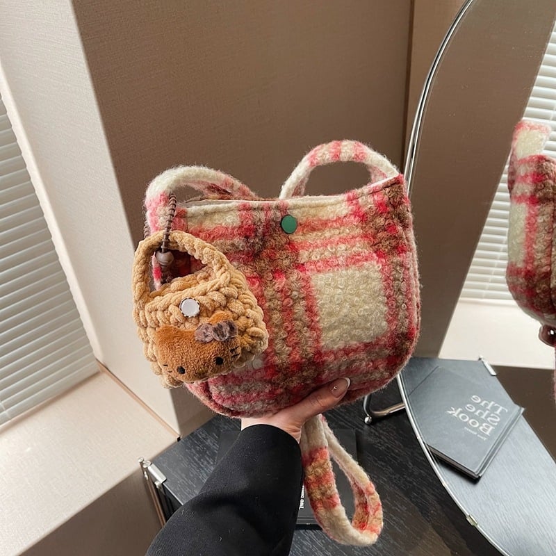 Ženska torba preko ramena – bucket bag, polukružni oblik, magnetska kopča, pliš, džep za mobitel, Xipeng, Zima 2024