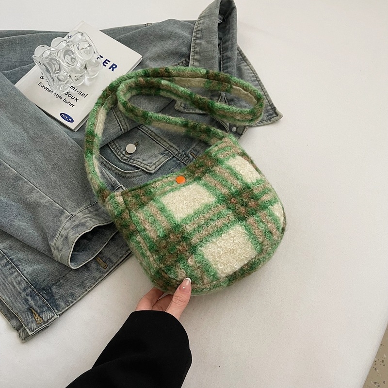 Ženska torba preko ramena – bucket bag, polukružni oblik, magnetska kopča, pliš, džep za mobitel, Xipeng, Zima 2024