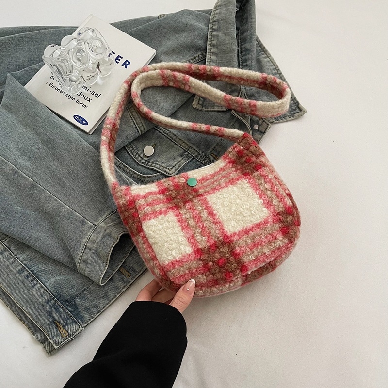 Ženska torba preko ramena – bucket bag, polukružni oblik, magnetska kopča, pliš, džep za mobitel, Xipeng, Zima 2024
