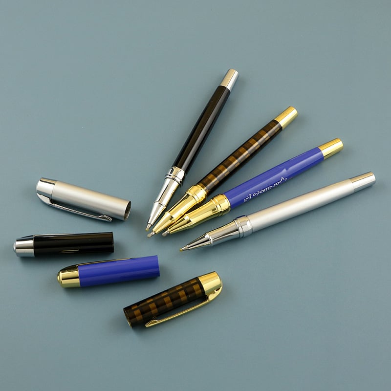 Fém golyóstoll SY-480 rácsmintás tokkal és céges logó nyomtatási lehetőséggel; hegye 1.0 mm vagy 0.7 mm; fémtest; egyedi feldolgozás