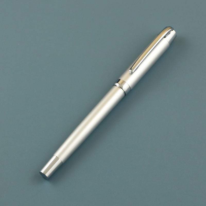 Fém golyóstoll SY-480 rácsmintás tokkal és céges logó nyomtatási lehetőséggel; hegye 1.0 mm vagy 0.7 mm; fémtest; egyedi feldolgozás