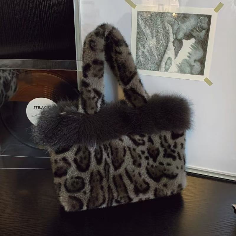 Ženska torba za jesen-zimu, pliš leopard uzorak bucket bag, vertikalni kvadratnog oblika, gradski jednostavan stil, jesen 2025