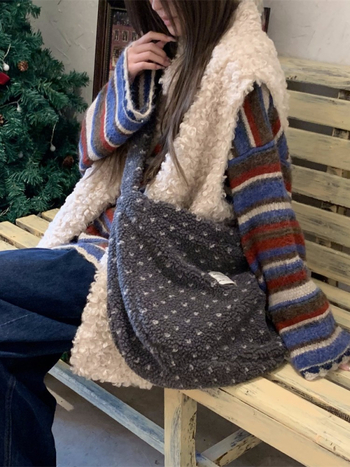 SOZAKKA pliš crossbody torba sa srce motivom, magnetska kopča, poplinska podstava, vodoravni kvadratni oblik, svakodnevna uporaba