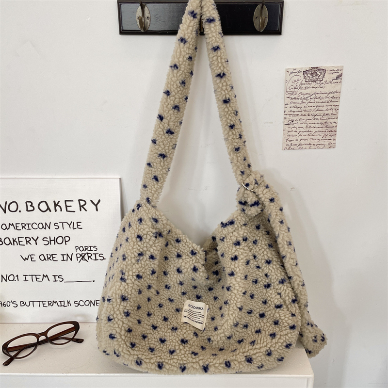 SOZAKKA pliš crossbody torba sa srce motivom, magnetska kopča, poplinska podstava, vodoravni kvadratni oblik, svakodnevna uporaba