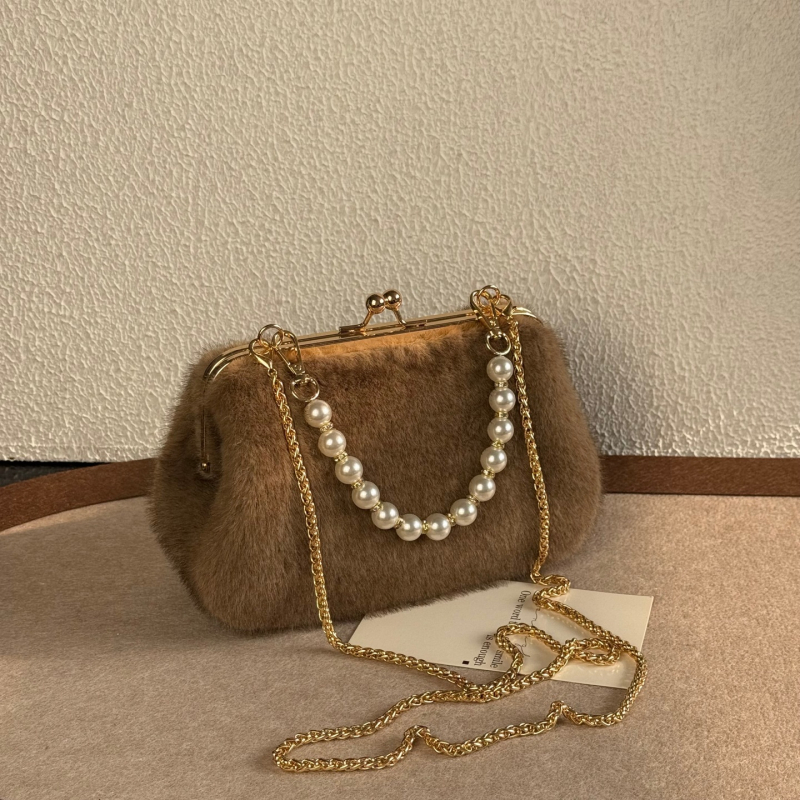 Ženska torba s lancem i krznom, jesen 2023 — retro minimalistička crossbody torba za ramena