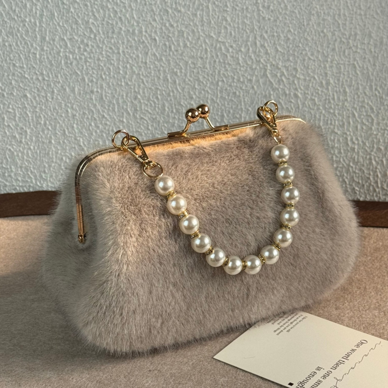 Ženska torba s lancem i krznom, jesen 2023 — retro minimalistička crossbody torba za ramena